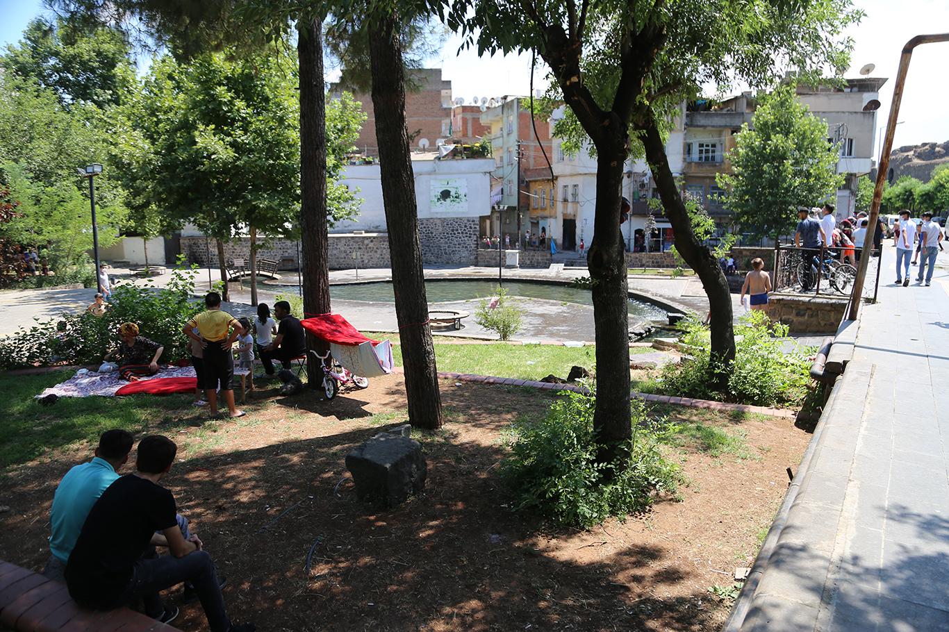 Çocuklar, Anzele suyuna girmesin diye polis nöbet tutuyor
